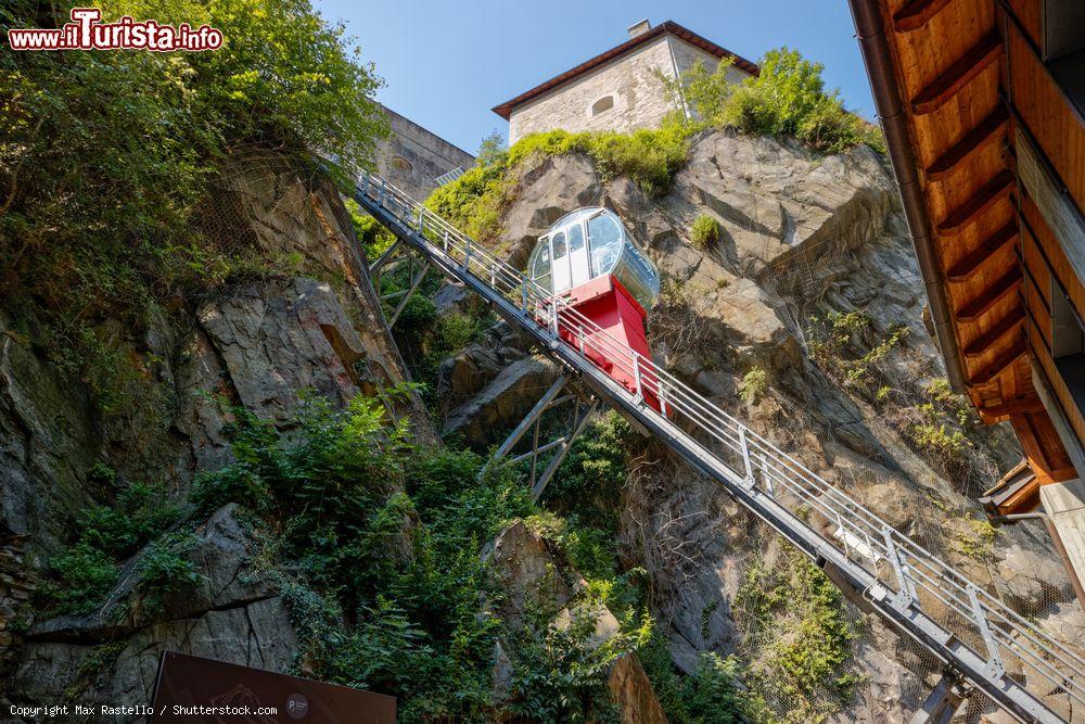 Immagine L'ascensore panoramico che collega il centro di Bard alla sua fortezza in Valle d'Aosta - © Max Rastello / Shutterstock.com
