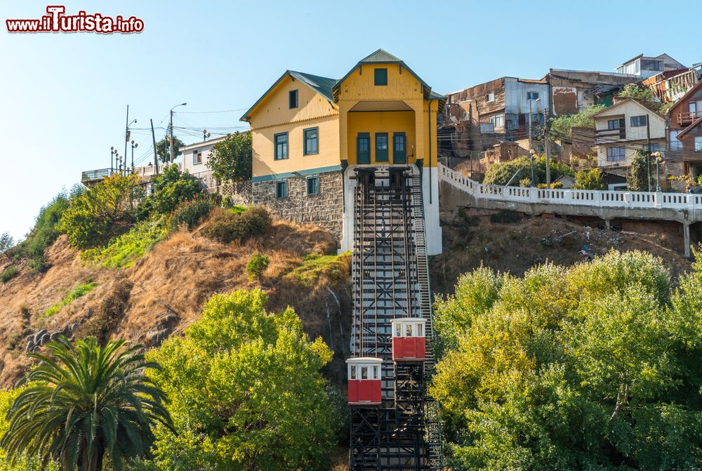 Immagine I mitici ascensores, le funicolari che trasportano i passeggeri su e giù per le colline (cerros) di Valparaíso, Chile.