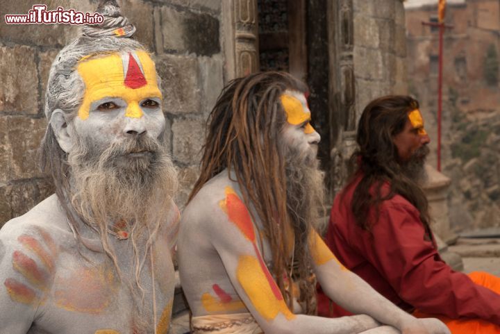 Immagine Asceti religiosi al tempio Pashupatinath di Kathmandu, Nepal. Sadhu in preghiera al tempio induista più importante di Kathmandu, lungo il corso del fiume Bagmati - © topten22photo / Shutterstock.com