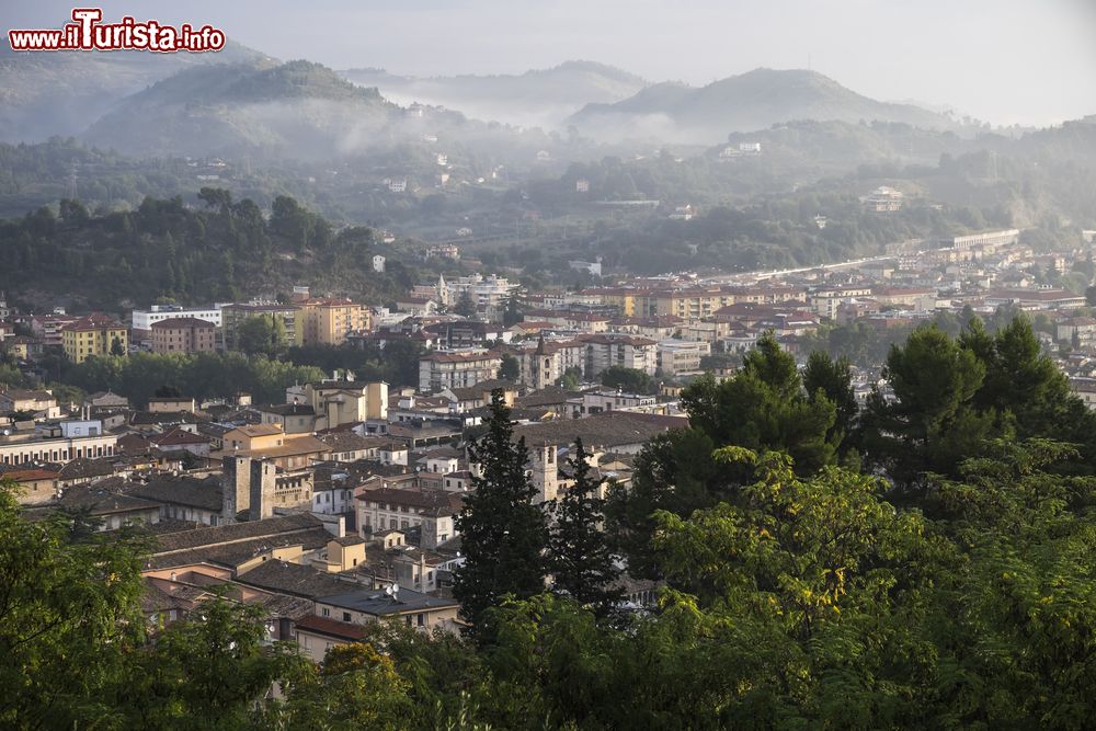 Immagine Ascoli Piceno vista dall'alto di una collina con la foschia del mattino, Marche, Italia.