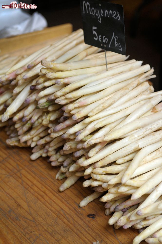 Immagine Asparagi bianchi in vendita in una bancarella del mercato a Nevers, Francia.