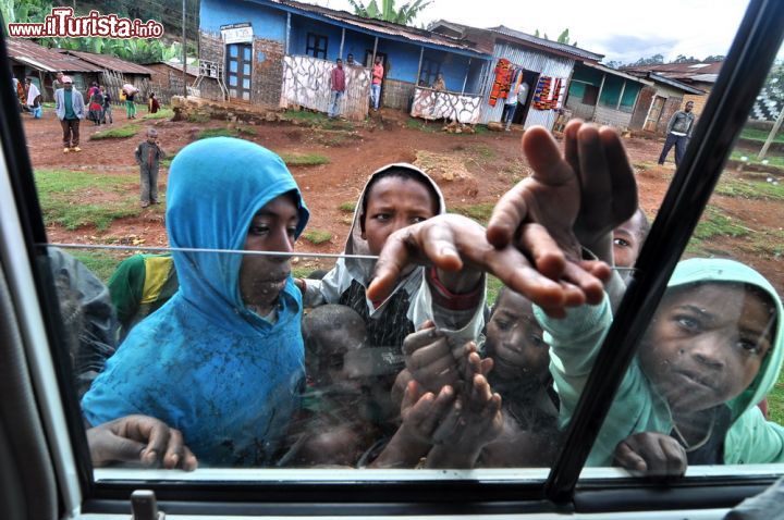 Immagine Assedio di bambini poveri in un villaggio in Etiopia. Situato in Africa Orientale, l'Etiopia è uno dei paesi del continente africano dove la povertà si fa sentire di più. Circa il 30 per cento della popolazione locale vive in condizioni di povertà estrema.