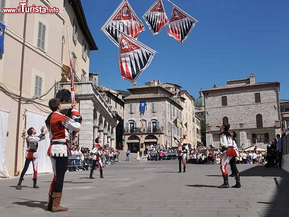 Immagine Assisi, Umbria: le celebrazioni del Calendimaggio nel centro storico - © www.calendimaggiodiassisi.com