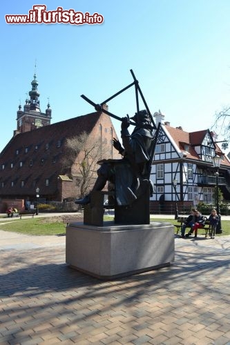 Immagine Monumento all'astronomo Hevelius: si trova nella Stare Miasto, la cosiddetta Città Vecchia. Qui nel XVII il grande astronomo locale Johannes Hevelius conduceva i propri studi; alle sue spalle il Mulino Grande, costruito sul canale Radunia.