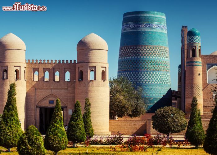 Immagine Ata Darvoza la porta occidentale di Itchan Kala, la cittadella unesco di Khiva in Uzbekistan - © Dudarev Mikhail / Shutterstock.com