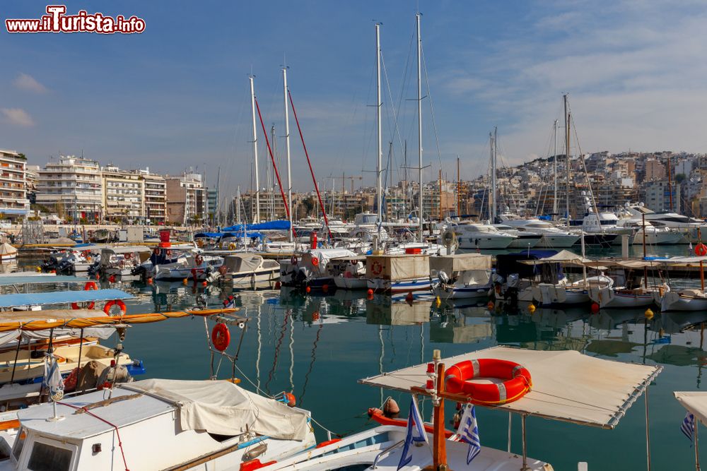 Immagine Atene (Grecia): il porto del Pireo, principale del paese e uno dei maggiori del Mediterraneo.