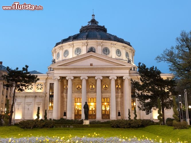Immagine L’Ateneo Romeno è uno dei teatri più belli e prestigiosi di Bucarest, fondato alla fine dell'Ottocento in stile neoclassico, sede della Filarmonica George Enescu. Gli affreschi della cupola rappresentano episodi della storia della Romania. La platea della sala per concerti ospita 600 spettatori, cui si aggiungono quelli delle 52 logge © ollirg / Shutterstock.com