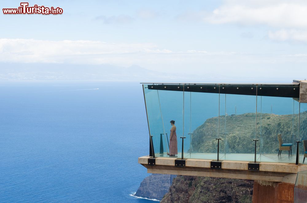 Immagine L'Atlantico visto dal belvedere di Abrante a Agulo, La Gomera, Spagna. Questa attrazione, dal design interessante, è una delle mete predilette da chi visita l'isola di La Gomera. Per raggiungere il belvedere è necessario un veicolo perchè si trova distante dalle vie principali.