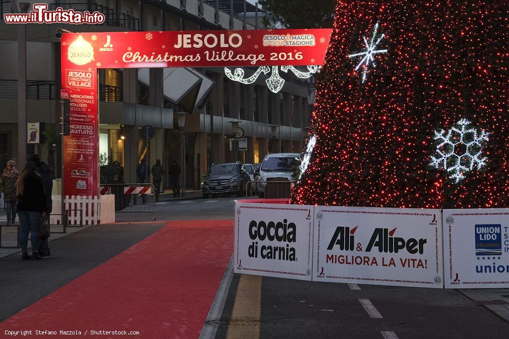 Immagine Atmosfera natalizia al Christmas Village di Jesolo, Veneto. Ogni anno da inizio dicembre all'Epifania, il centro di Jesolo si veste con le luci e i colori del Natale  - © Stefano Mazzola / Shutterstock.com