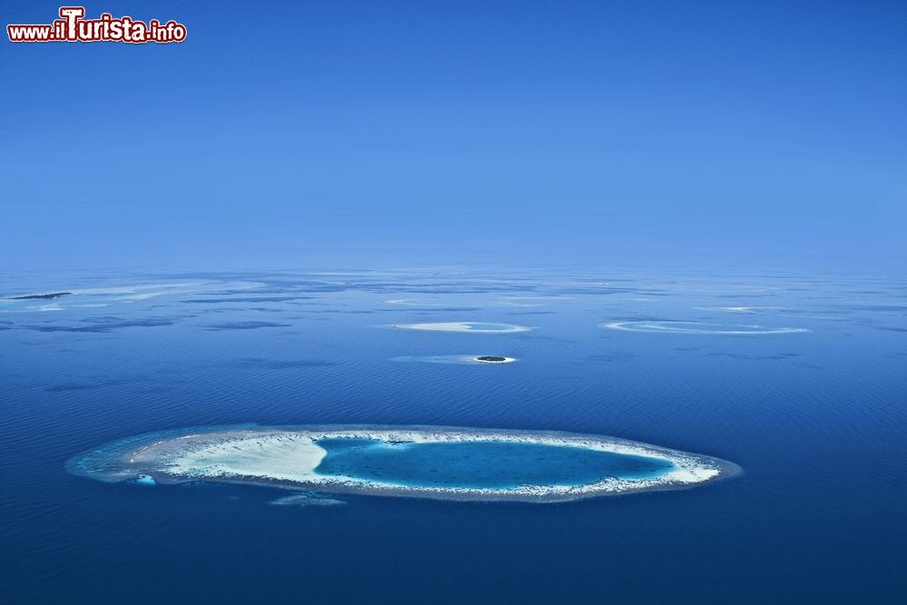 Immagine Una suggestiva foto aerea delle isolette che compongono l'atollo di Ari Nord, nell'Oceano Indiano. Si tratta di una delle mete più amate dai turisti che viaggiano alle Maldive - foto © Shutterstock.com