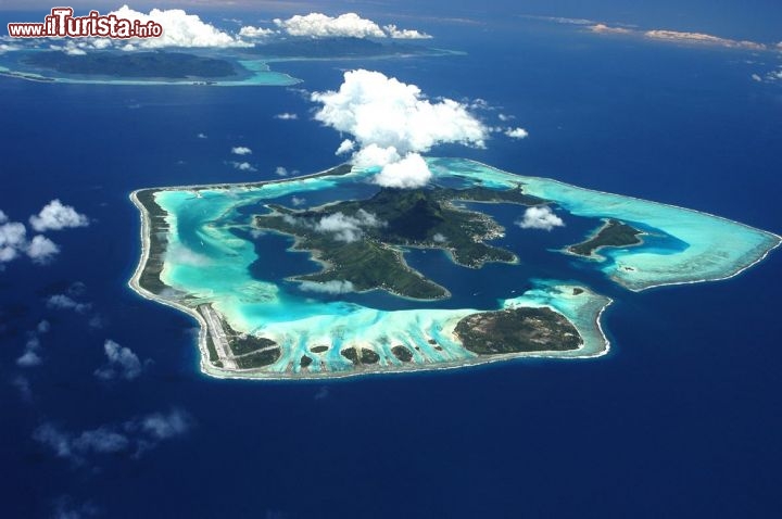 Immagine Veduta aerea dell'atollo di Bora Bora (Isole della Società, Polinesia Francese): la magnifica laguna è stata fotografata dall'aereo in volo da Tahiti - cortesia www.stregisborabora.com/