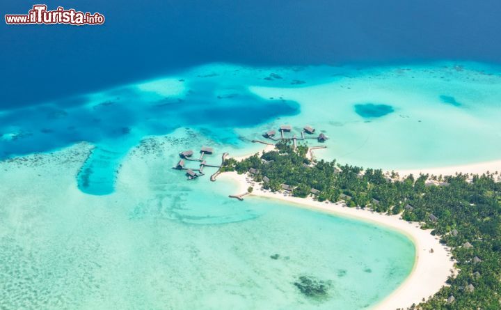 Immagine Vista aerea di un resort sull'Atollo di Raa, nell'arcipelago delle Isole Maldive. Raa è uno degi atolli meno sviluppati turisticamente e per questo più incontaminati - foto © Jag_cz / Shutterstock.com