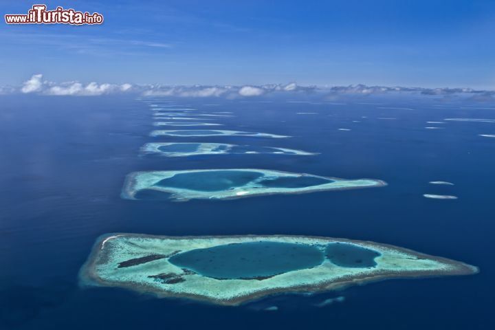Immagine Gli isolotti che compongono un atollo delle Maldive, circondati dalla spettacolare barriera corallina nell'Oceano Indiano - foto © R McIntyre / Shutterstock.com