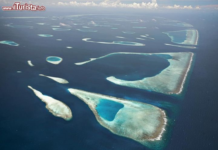 Immagine Le isole dell'Atollo di Malé Nord fotografati da un volo sulle Maldive. Malé Nord è uno degli atolli più sfruttati dal turismo - foto © Shutterstock.com