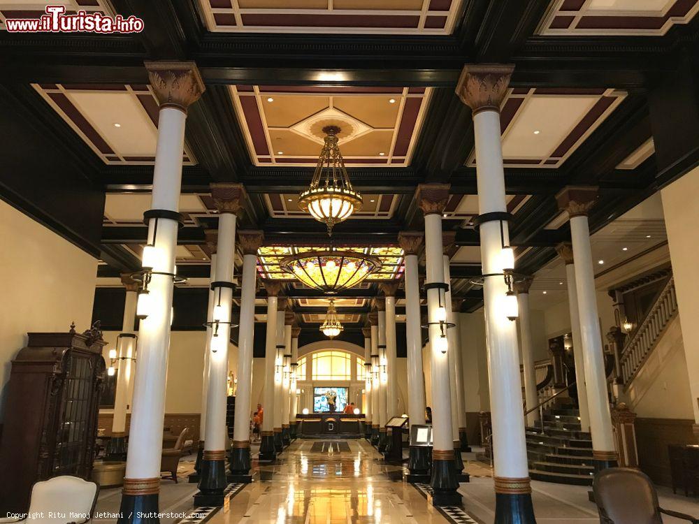Immagine Atrio dell'albergo di lusso Driskill Hotel a Austin, Texas. Costruito in stile romanico nel 1886, è uno dei più vecchi hotel in funzione nella città - © Ritu Manoj Jethani / Shutterstock.com