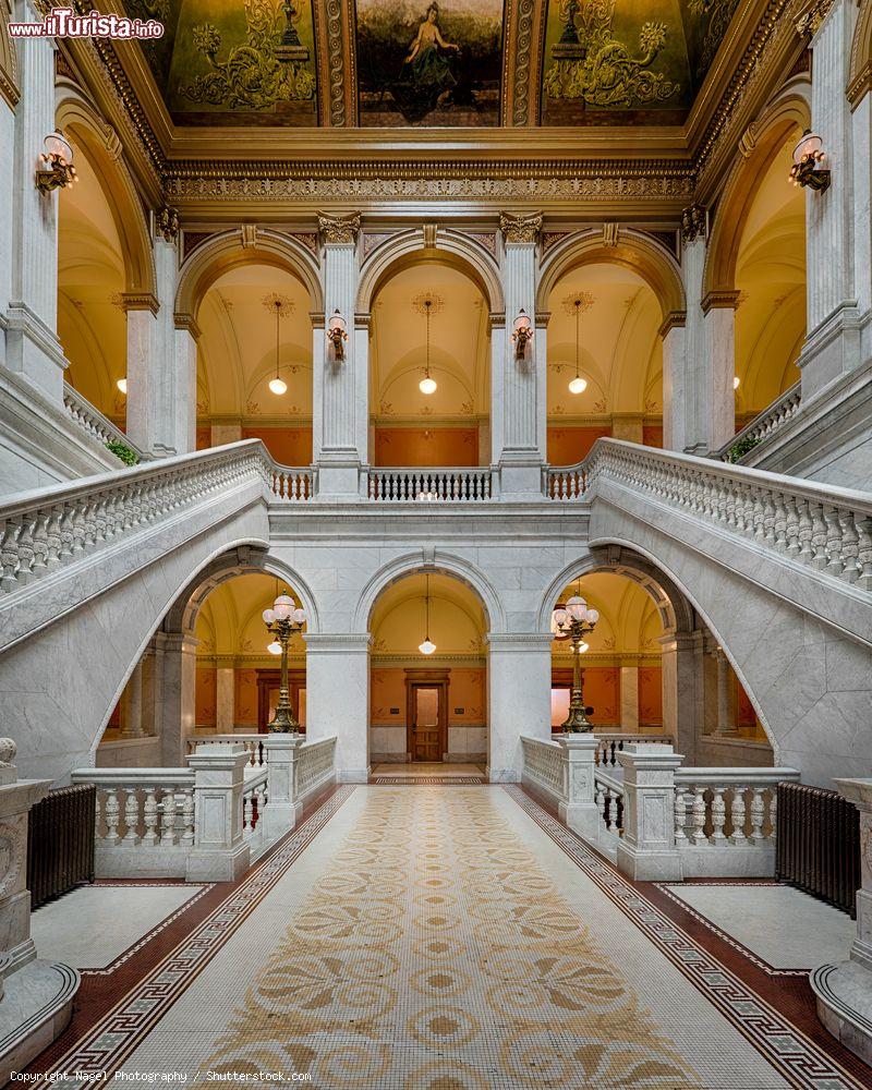 Immagine Atrio e scalone nell'edificio del Senato in Capitol Square a Columbus, stato dell'Ohio (USA) - © Nagel Photography / Shutterstock.com