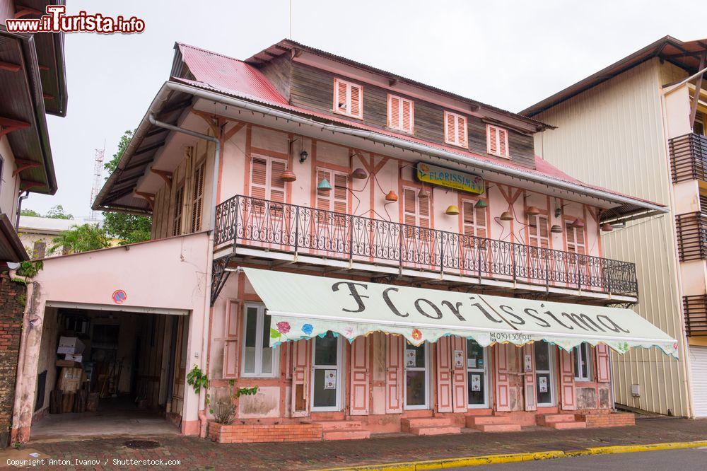 Immagine Un'attività commerciale ospitata in un colorato edificio del centro di Cayenne, Guyana Francese - © Anton_Ivanov / Shutterstock.com