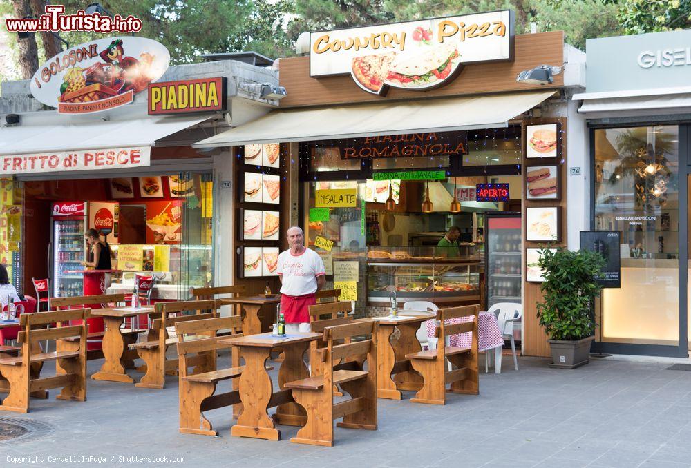 Immagine Attività commerciali a Riccione, Emilia Romagna. Alcuni dei tanti locali della città in cui si possono gustare piadine, pizza e pesce fritto - © CervelliInFuga / Shutterstock.com