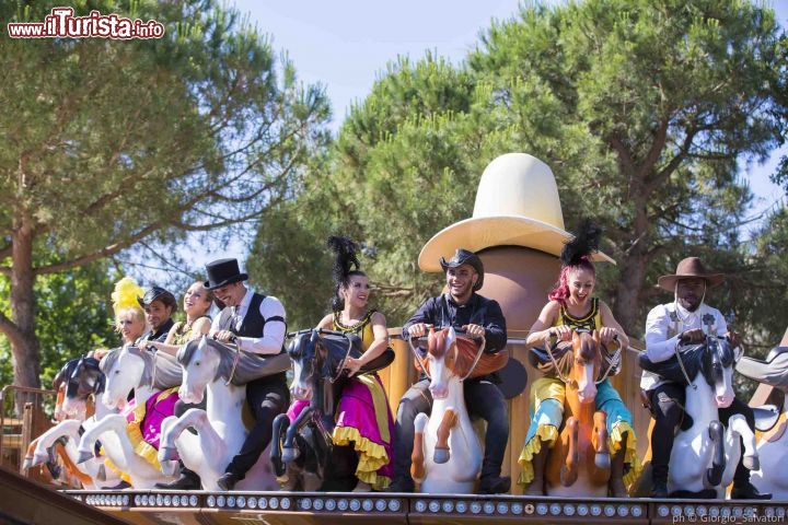 Immagine L'attrazione di Buffalo Bill Rodeo al parco di Mirabilandia, Emilia Romagna, Italia. Aree tematiche, spettacoli e eventi per tutti i gusti: a sud di Ravenna, in località Savio, troverete quello che fa per voi.