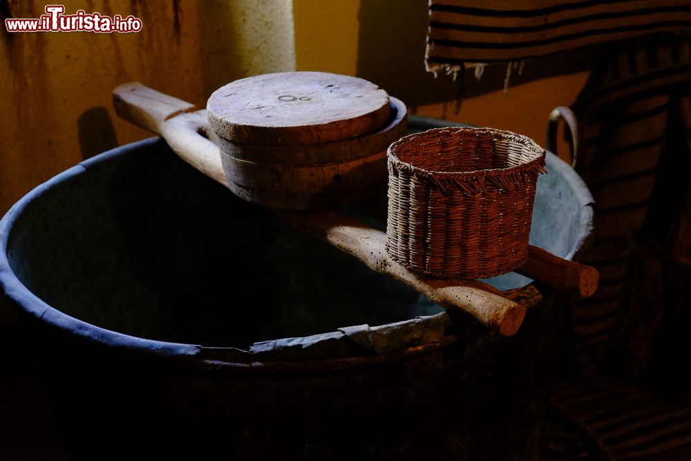 Immagine Attrezzatura per la produzione del formaggio pecorino, prodotto tipico di Bitti in Sardegna.