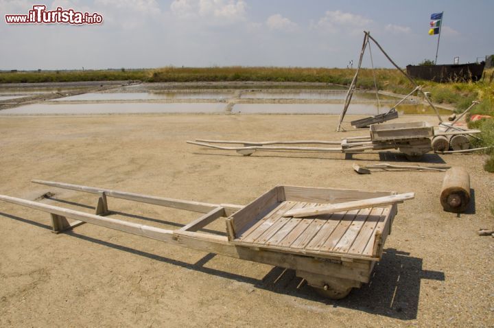 Immagine Attrezzature per la raccolta del sale utilizzate nelle Saline di Cervia in Emilia-Romagna - © Sogno Lucido / Shutterstock.com