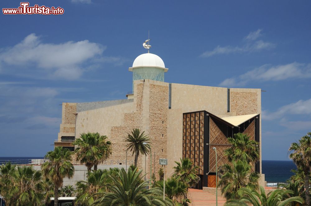 Immagine La struttura dell'Auditorium Alfredo Kraus, in riva all'oceano nella città di Las Palmas de Gran Canaria (isola di Gran Canaria, Spagna).
