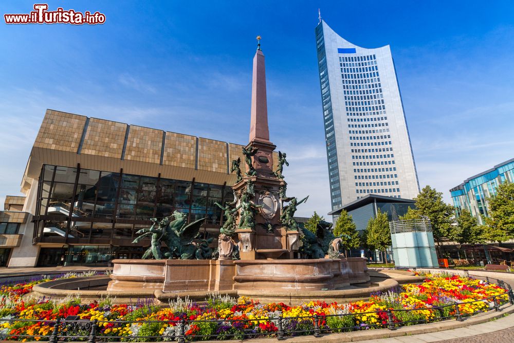 Immagine Augustusplatz a Lipsia, Germania: circondata da monumenti, questa piazza è diventata una delle più belle di tutta la nazione. Questo nome le venne dato nel 1839 da Federico Augusto, primo re di Sassonia.