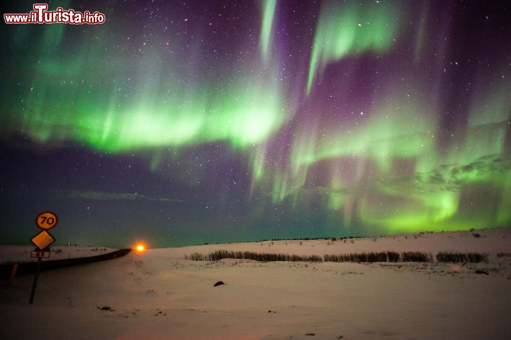 Immagine L'aurora boreale è uno degli spettacoli naturali che si possono ammirare a Husavik (Islanda).