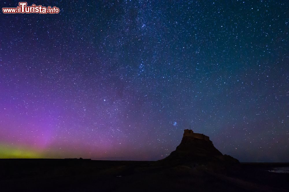 Immagine Aurora boreale sul castello di Lindisfarne (Inghilterra).