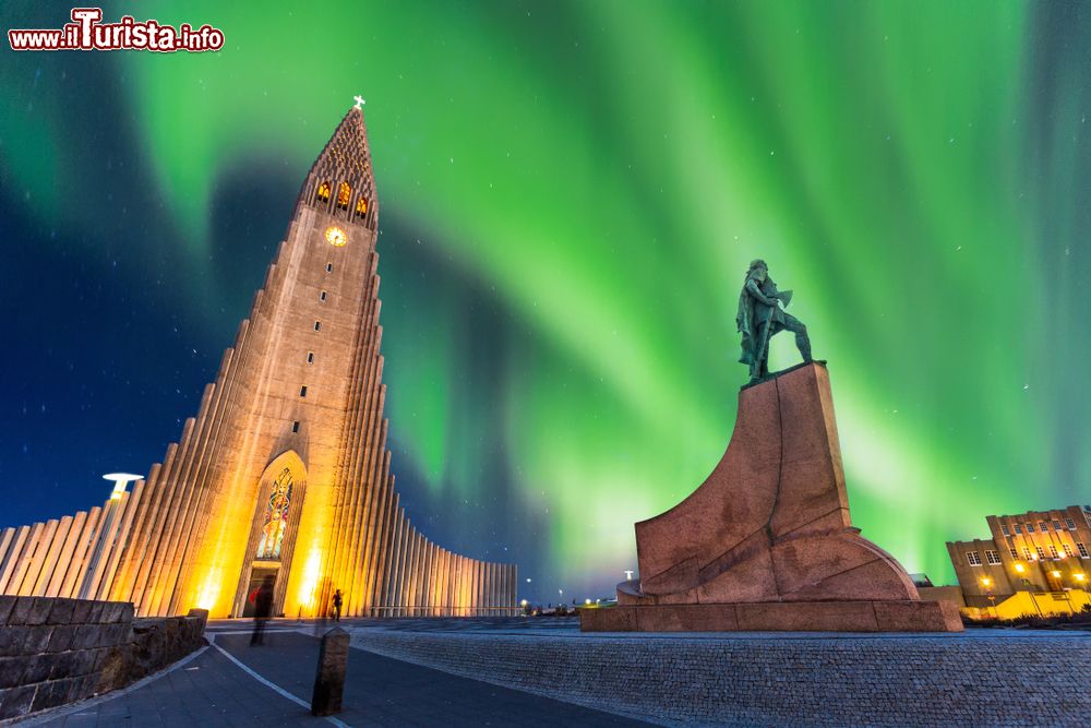 Immagine Aurora boreale sulla chiesa Hallgrimskirkja nel centro di Reykjavik, Islanda. Con i suoi 74,5 metri è il quinto edificio religioso più alto del paese.