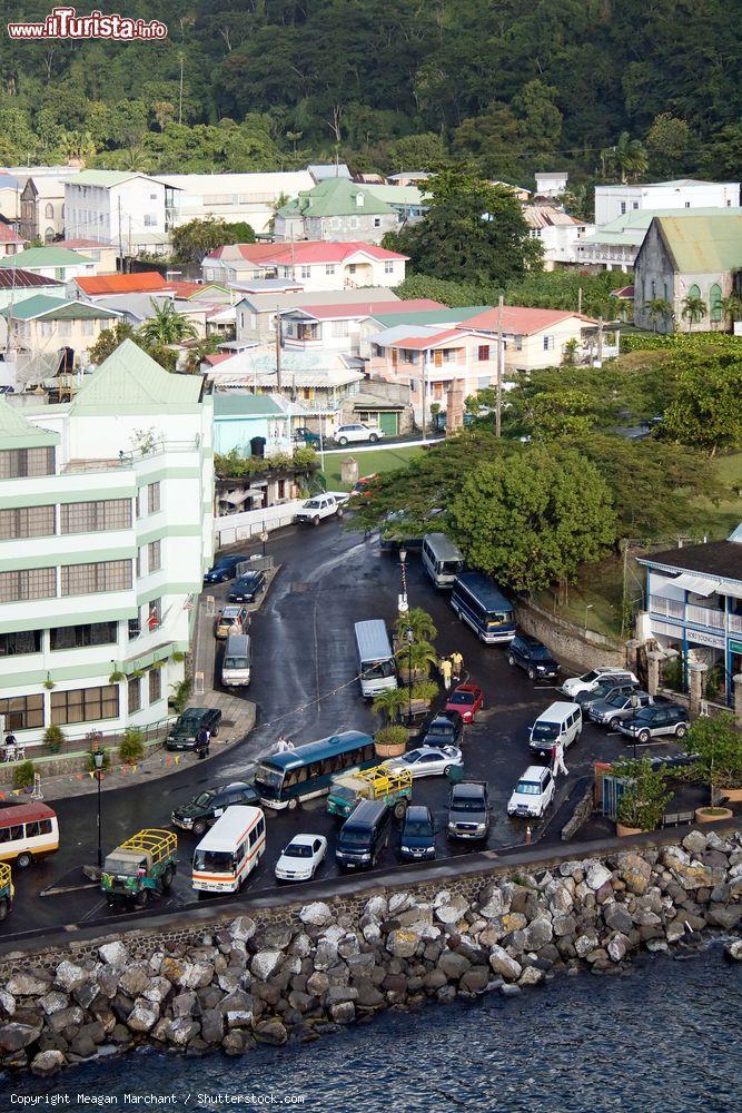 Immagine Edifici e auto parcheggiate sulla costa rocciosa di Roseau, Dominica. Uno scorcio della capitale dello stato insulare del Mar dei Caraibi, democrazia parlamentare all'interno del Commonwealth - © Meagan Marchant / Shutterstock.com