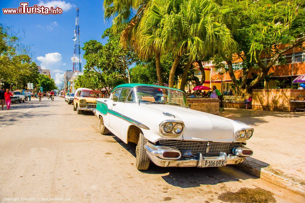 Immagine Un'auto americana degli anni Cinquanta parcheggiata lungo una strada di Ciego de Avila, Cuba - © Fotos593 / Shutterstock.com