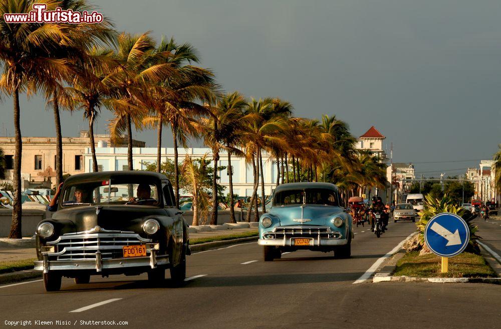 Immagine Vecchie auto americane degli anni '50 sul Malecòn (il lungomare) di Cienfuegos, Cuba  © Klemen Misic / Shutterstock.com