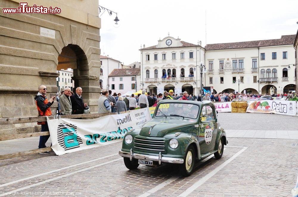 Immagine Auto d'epoca sulle strade di Este, il borgo dei Colli Euganei in Veneto - © Roberto Cerruti / Shutterstock.com