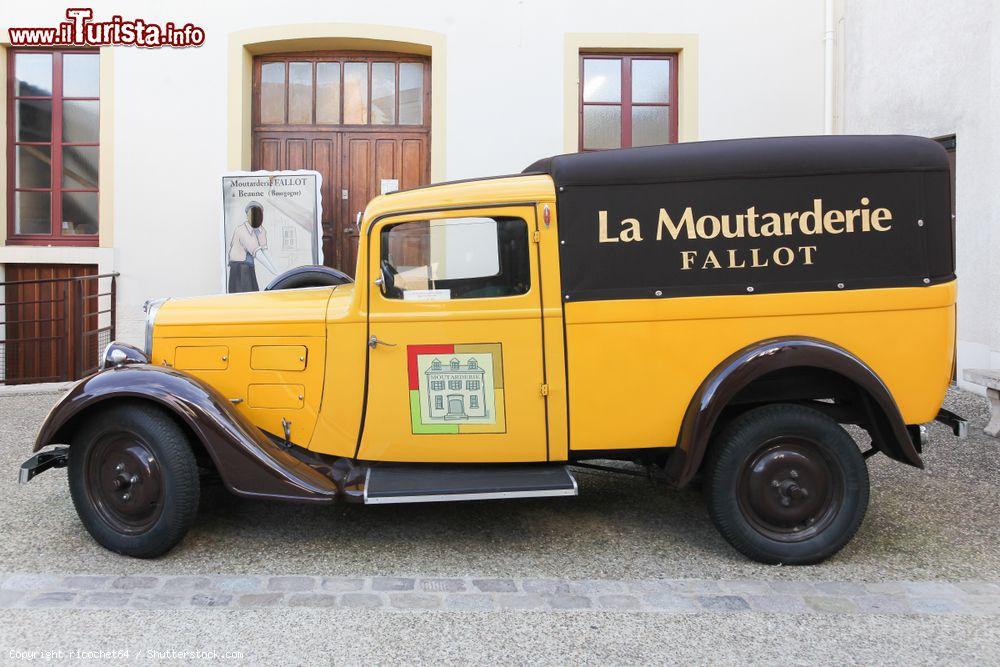 Immagine Auto d'epoca della boutique Fallot (La Moutarderie) a Beaune, Francia. Questo mulino di proprietà della famiglia Fallot è in attività dal 1840 - © ricochet64 / Shutterstock.com