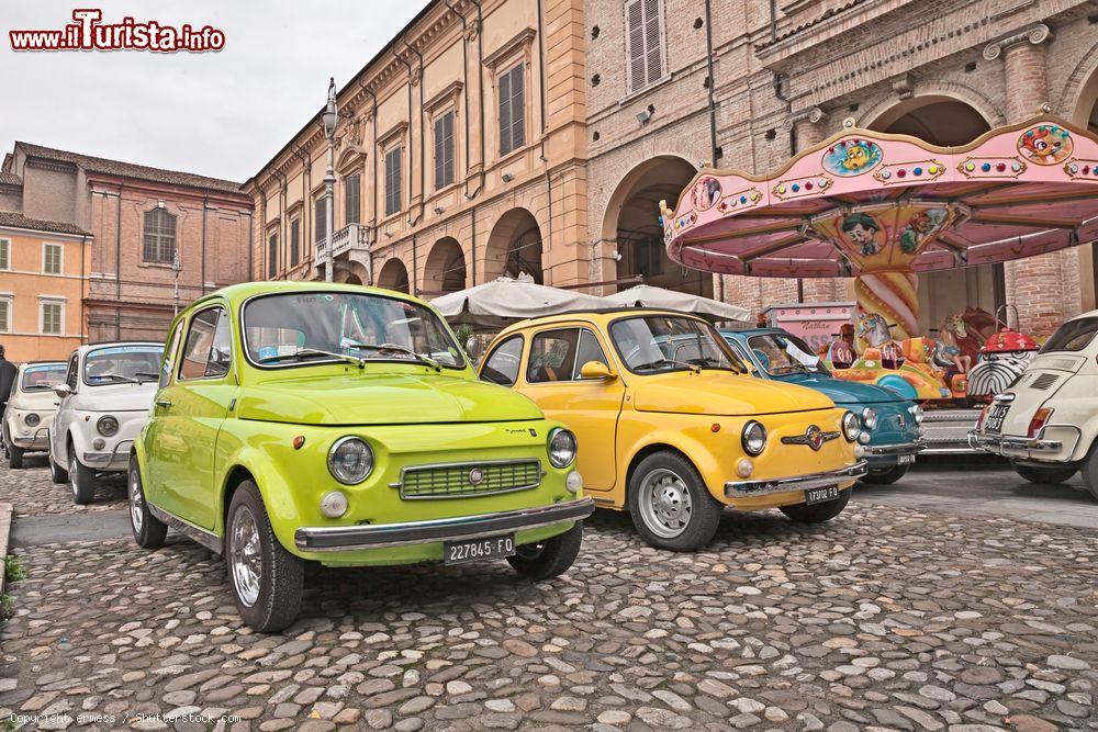 Immagine Auto d'epoca esposte nel centro di Bagnacavallo in occasione della Sagra dei sapori d'autunno - © ermess / Shutterstock.com