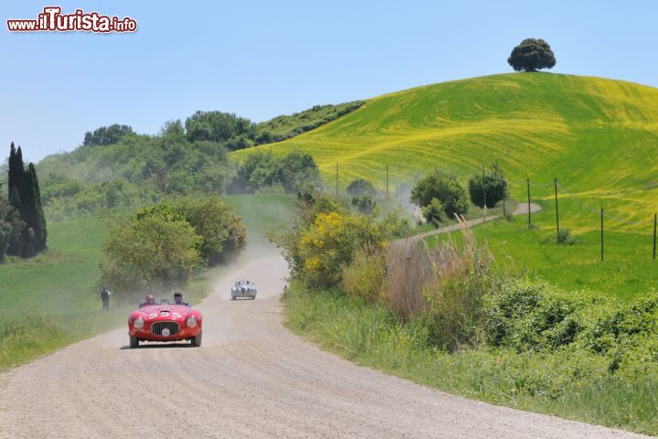 Immagine Auto d'epoca nelle campagne di San Giovanni d'Asso, provincia di Siena - ©  Roberto Cerruti / Shutterstock.com