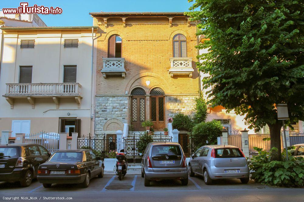 Immagine Auto e moto parcheggiate in una strada del centro storico di Viareggio, Toscana - © Nick_Nick / Shutterstock.com