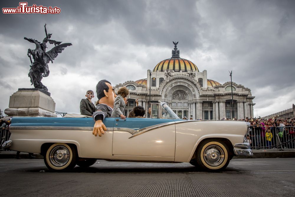 Immagine Un'auto in sfilata durante le celebrazioni per il Día de Muertos a Città del Messico.