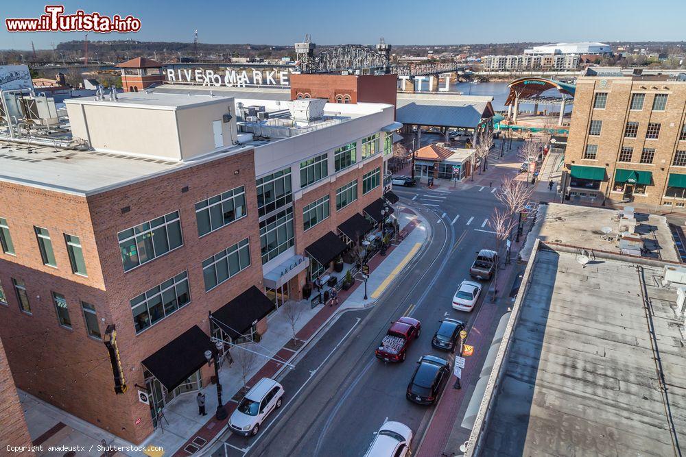 Immagine Auto in una via del centro di Little Rock, Arkansas (USA) - © amadeustx / Shutterstock.com