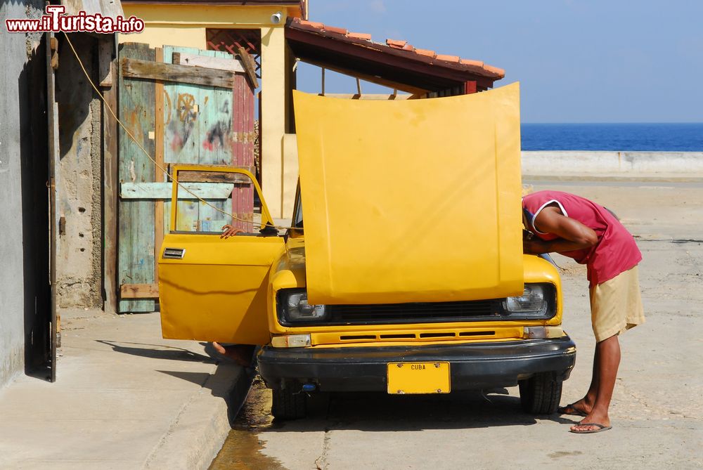 Immagine Un'auto in panne sul Malecòn di Baracoa, Cuba.