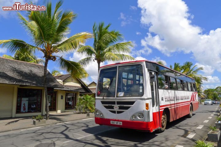 Immagine Autobus a Grand Baie, Mauritius - Sono molto utilizzati sia dai turisti che dagli abitanti del luogo i numerosi autobus che permettono di viaggiare per l'isola a prezzi contenuti © Pawel Kazmierczak / Shutterstock.com