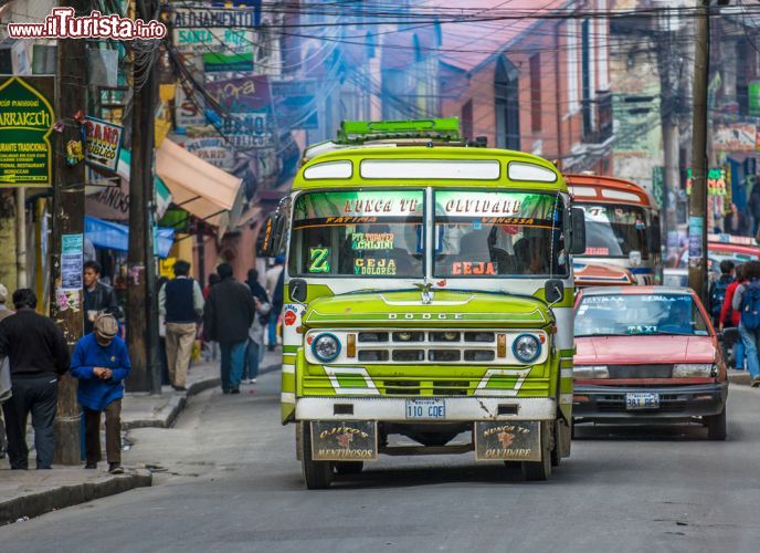 Immagine Strada a La Paz, Bolivia. Un autobus su una delle trafficate strade che attraversano la città di Nuestra Señora de La Paz, sede del governo della Bolivia - © javarman / Shutterstock.com
