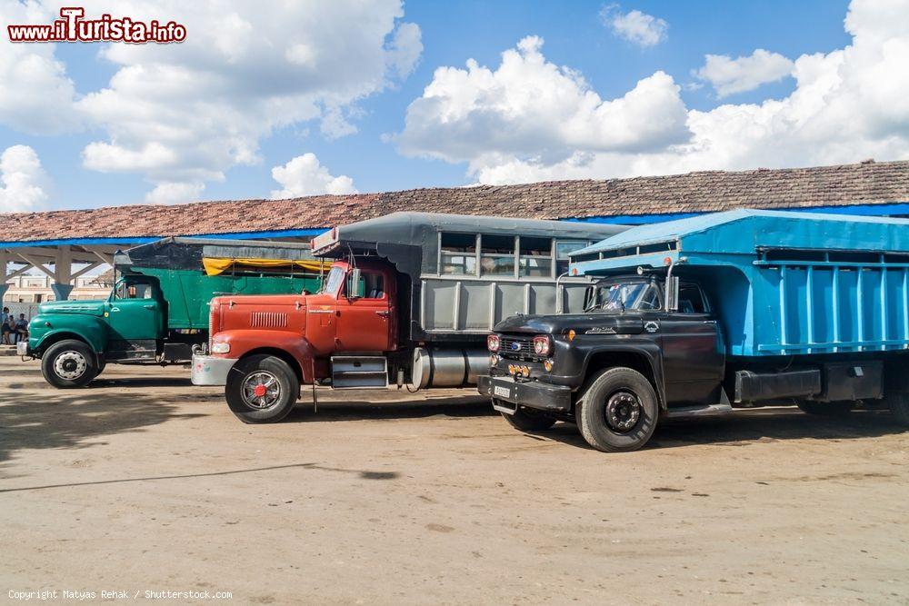 Immagine Autocarri parcheggiati a Las Tunas, Cuba. Questi mezzi trasportano passeggeri nelle province cubane - © Matyas Rehak / Shutterstock.com