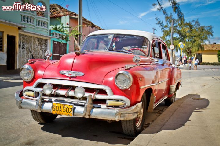 Immagine Una vecchia chevrolet a Trinidad, Cuba - nel 1959 a Cuba fu varata una legge che aboliva l'importazione di automobili e per molto tempo le uniche vetture in circolazione nell'isola furono le vecchie chevrolet, cadillac e le altre "glorie" dei motori americani. Questa legge è stata rivista solo nel 2011. - © Aleksandar Todorovic / Shutterstock.com
