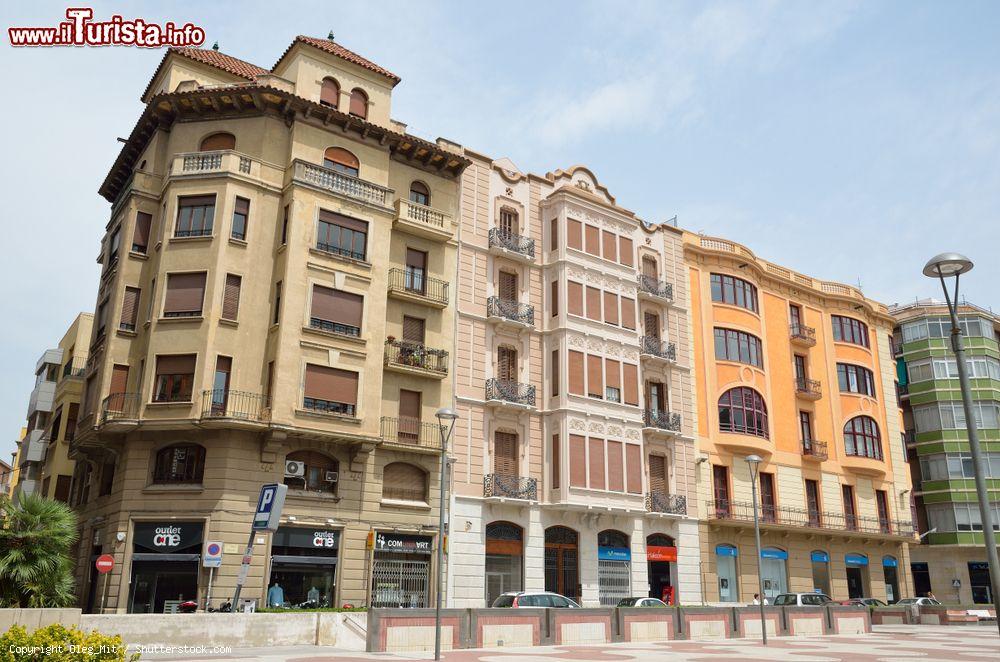 Immagine Automobili e pedoni in una strada illuminata dal sole a Tortosa, Spagna. Abitata da circa 30 mila abitanti, Tortosa è un vero e proprio scrigno ricco di tesori che vanta palazzi storici e suggestivi scorci segreti - © Oleg_Mit / Shutterstock.com