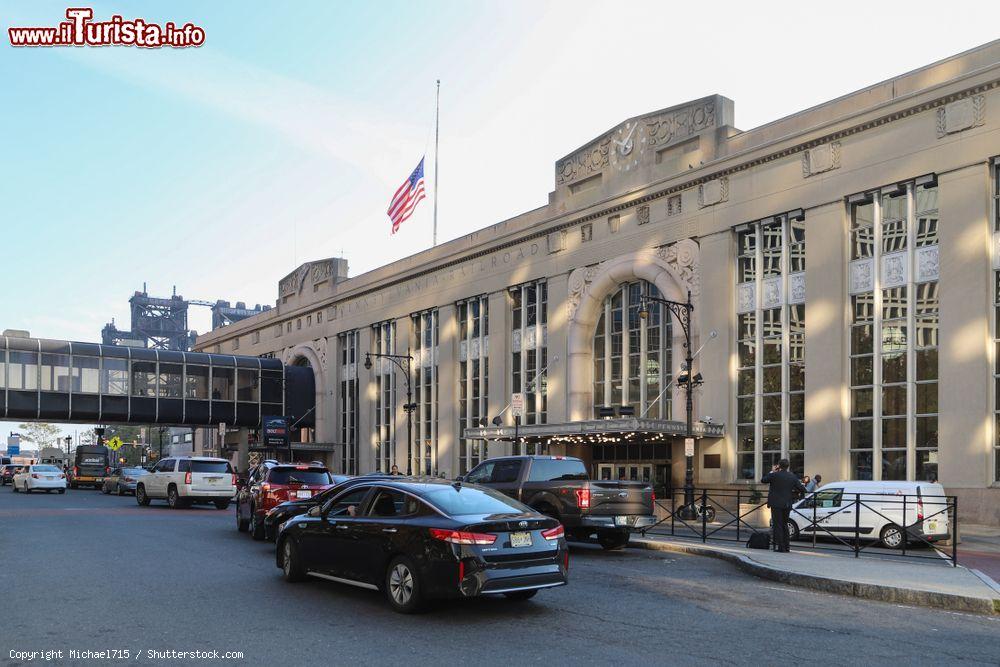 Immagine Automobili e persone davanti all'ingresso della stazione Newark Penn a Newark, New Jersey (USA) - © Michael715 / Shutterstock.com