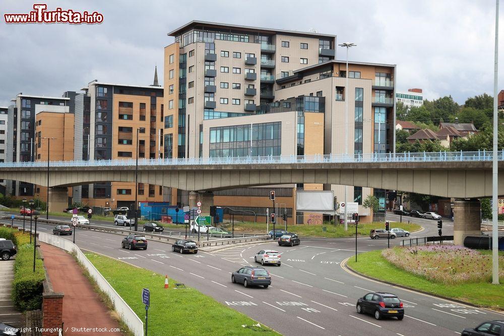 Immagine Automobili su una strada a più corsie a Sheffield, Inghilterra. Il regno Unito ha 519 veicoli ogni mille abitanti - © Tupungato / Shutterstock.com
