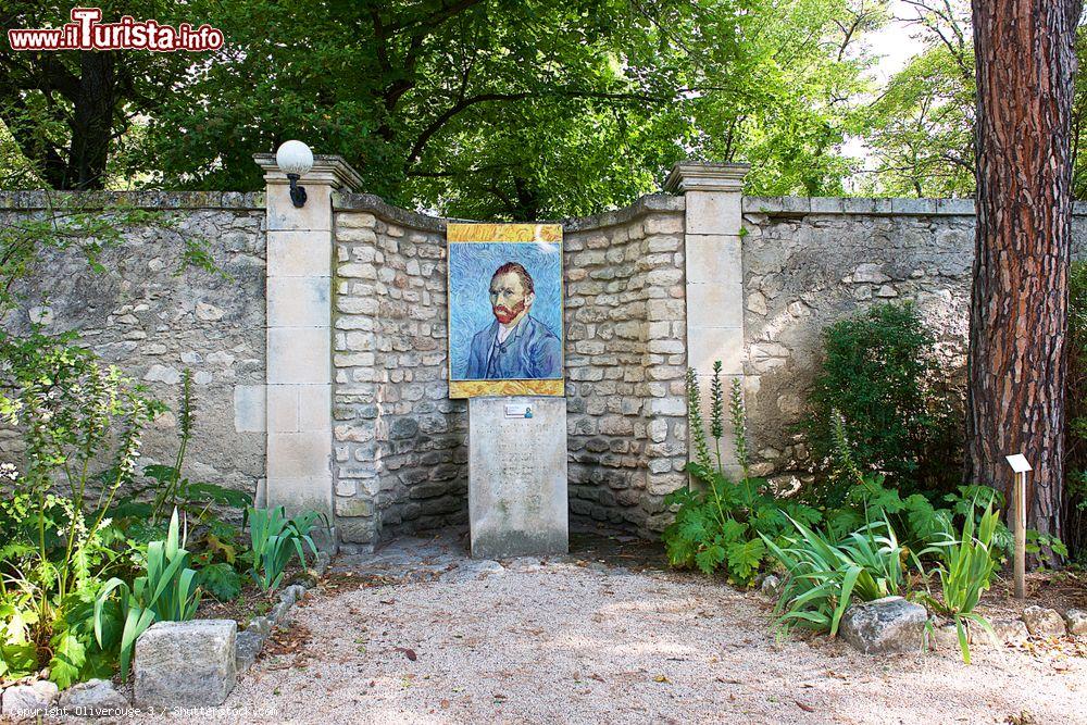 Immagine Autoritratto del pittore Vincent van Gogh al monastero di Saint-Paul de Mausole, Francia: siamo all'ex centro psichiatrico nei pressi di Saint-Remy-de-Provence dove l'artista venne ricoverato nel 1889 - © Oliverouge 3 / Shutterstock.com