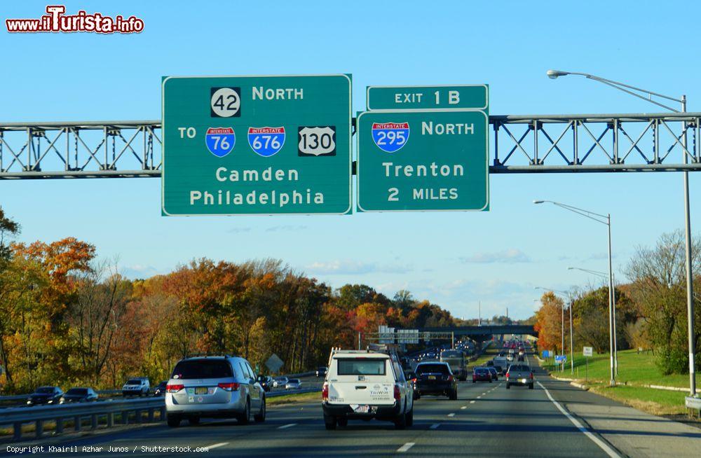 Immagine Autostrada a Gloucester City, New Jersey, con segnaletica per Camden, Philadelphia e Trenton (USA). Una bella veduta con la vegetazione in foliage autunnale - © Khairil Azhar Junos / Shutterstock.com